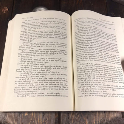 Stock Photo the Pillars of the Earth (Deluxe Edition)