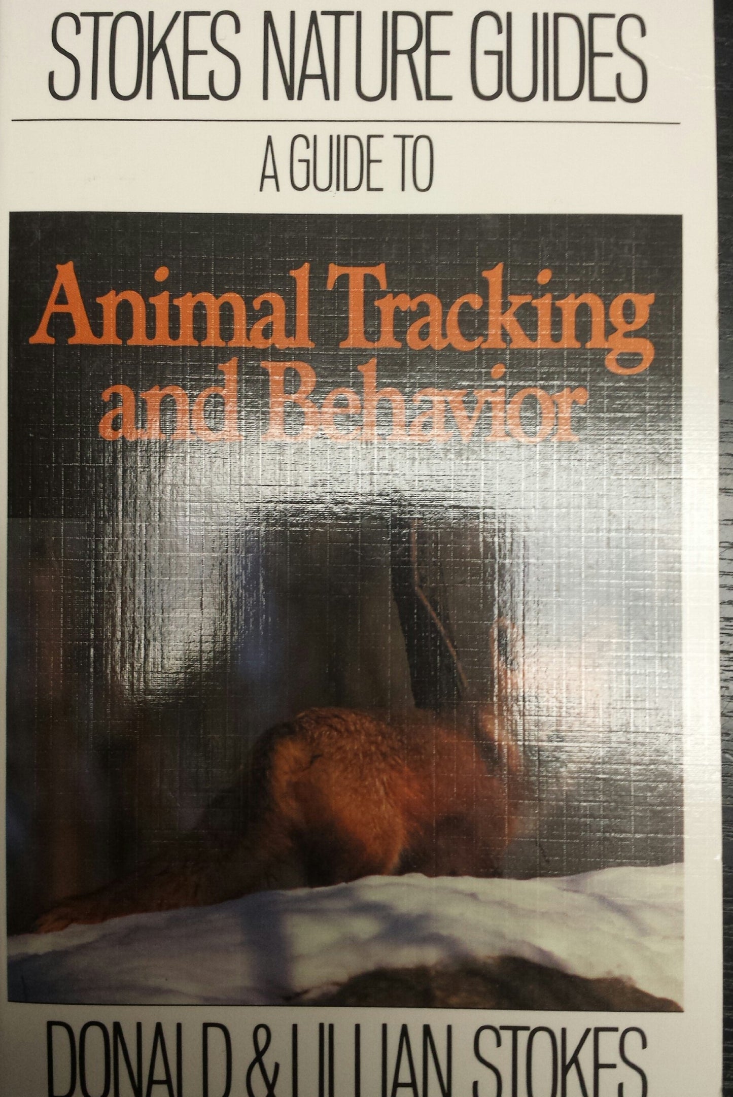 Stokes Guide to Animal Tracking and Behavior (Stories Nature Guides)